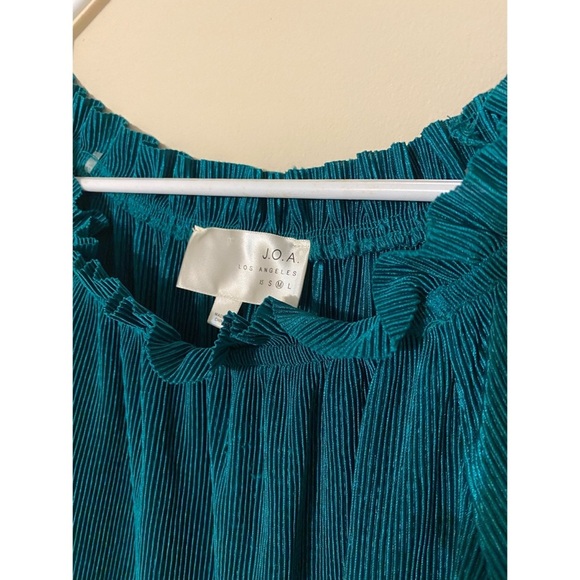J.O.A Los Angeles Off Shoulder Top Blouse Green Pleated Fabric - Picture 3 of 4